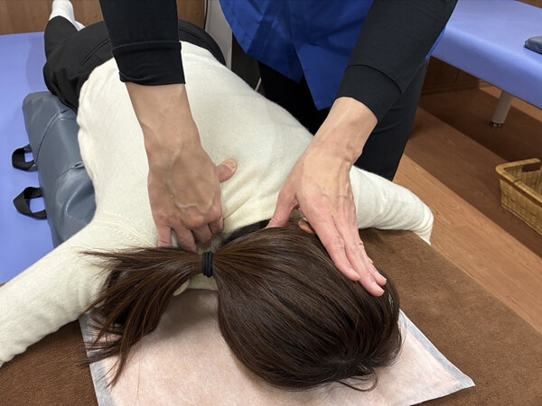 精密な骨格矯正（カイロプラクティック）で根本原因にアプローチ