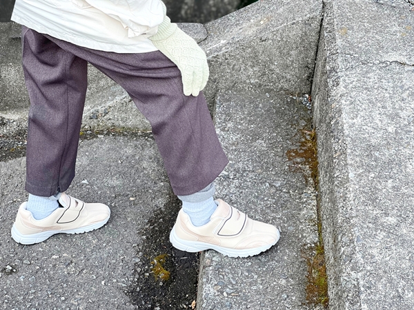 階段を上るお年寄り